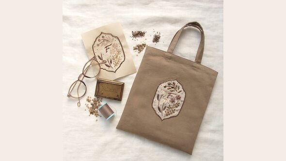 ビーズ刺繍の花飾り枠トート