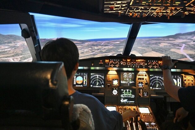 本格フライトシミュレーターの機長席に座って旅客機を操縦！パイロットの仕事を体験！