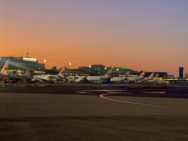 JAL国際線ビジネスクラスの機内食と非公開エリアを巡る　成田空港スペシャルナイトバスツアー