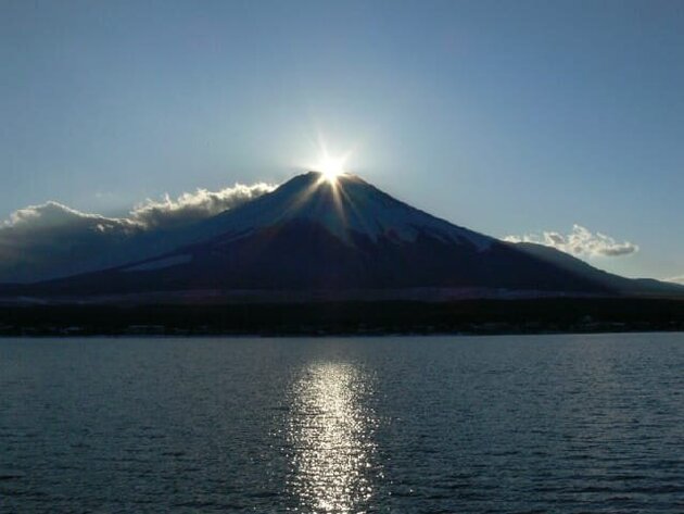 ＜日帰りバスツアー＞　河口湖・冬花火＆ダイヤモンド富士鑑賞バスツアー　～ほうとう不動のご夕食付～