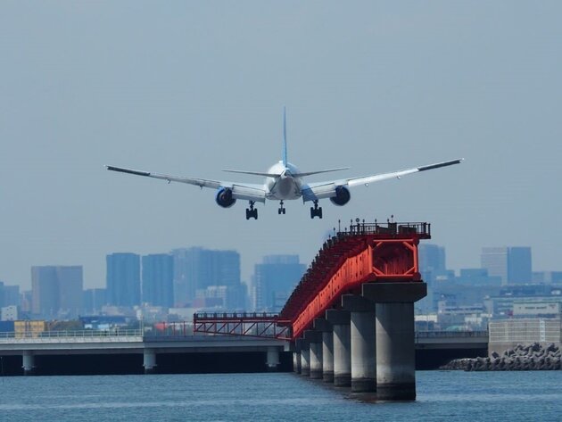 圧巻の迫力！ 飛行機を真下から眺めるアンダージェットクルーズ＆ 羽田空港制限区域内見学バスツアー