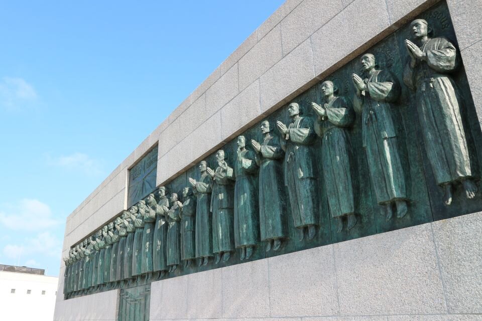 s「写真提供:(一社)長崎県観光連盟」のクレジット表示 日本二十六聖人記念碑2 (2).jpg